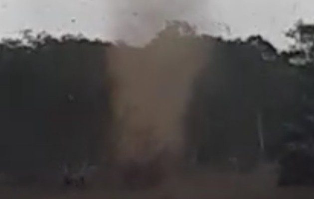 El cielo se oscureció y empezaron a formarse nubes negras con un fuerte zumbido. Foto: Melquiades Vásquez