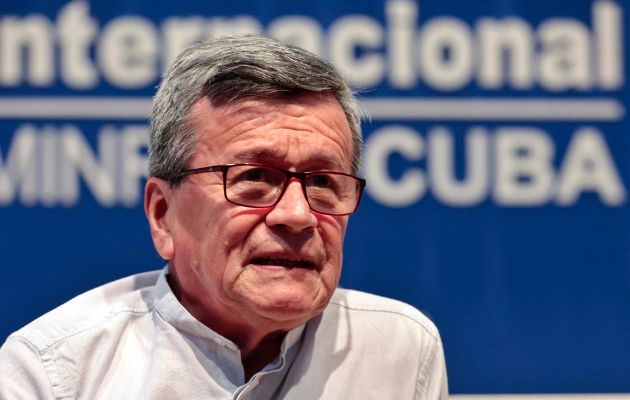 El negociador jefe del ELN, Israel Ramírez, alias 'Pablo Beltrán', habla durante una entrevista con EFE, el 1 de mayo, en La Habana (Cuba). Foto: EFE