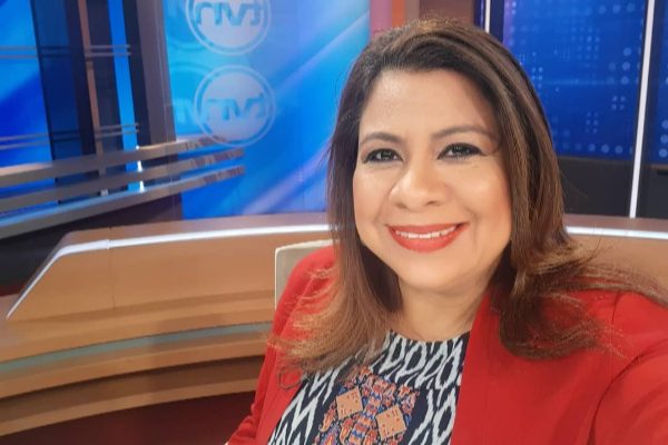 Castalia Pascual tocaré base con los representantes del centro comercial. Foto: Instagram / @castaliapascualf