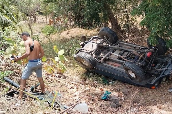 El vehículo tipo camioneta, modificado y con grandes llantas, viajaba por la vía cuando su conductor perdió el control. Foto. Thays Domínguez