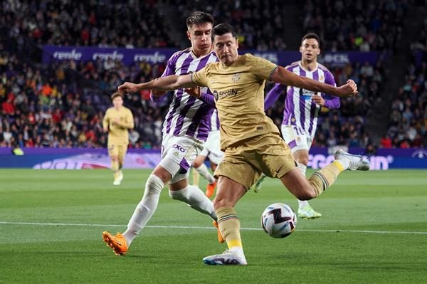 El delantero polaco del FC Barcelona, Robert Lewandowski (d), se dispone a golpear el balón ante el defensor del Valladolid. Foto: EFE