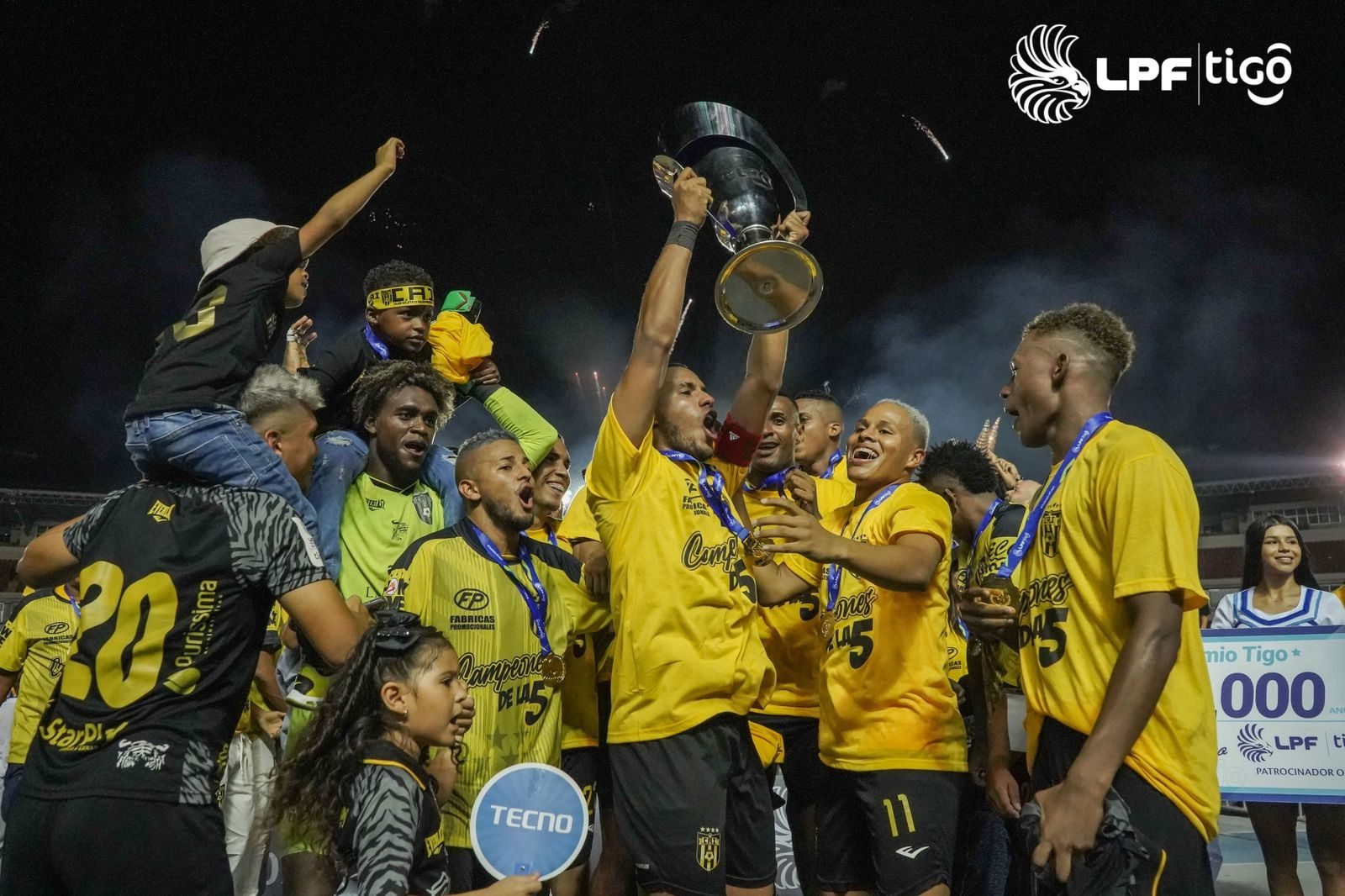 Celebración con la afición al mejor estilo en el Rommel.