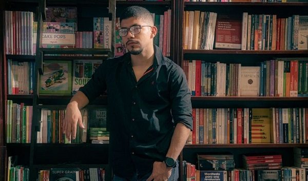 En mayo Rolando Santamaría publicó su primera obra literaria. Foto: Cortesía