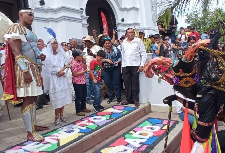 En la puerta del templo San Atanasio se inició a la celebración. Foto: Thays Domínguez 