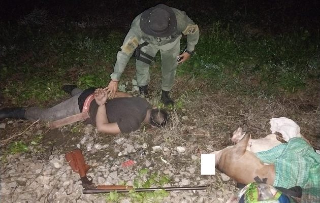 El sujeto al momento de su detención en Isla Barro Colorado. Foto: Cortesía MiAmbiente