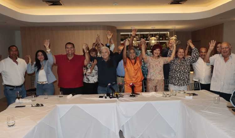 Martinelli junto a diputados de Cambio Democrático y RM. 