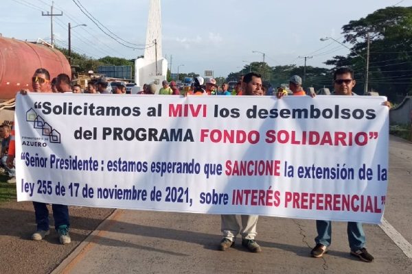 Los promotores destacan que desde hace 14 meses no se les pagan los fondos. Foto. Thays Domínguez