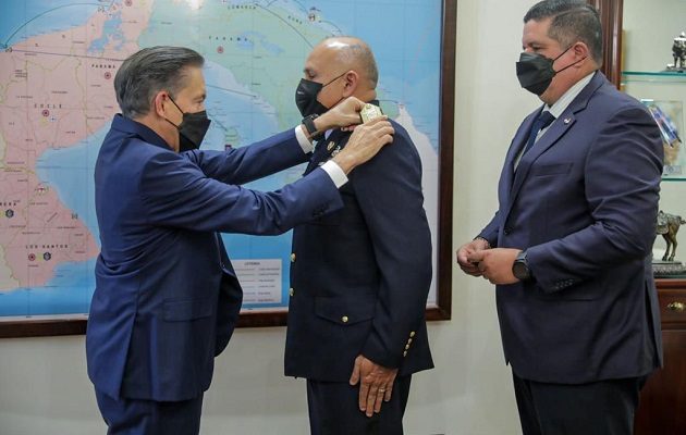 Cárdenas tiene 28 años de servicio activo como oficial en el Senan. Foto: Cortesía Presidencia