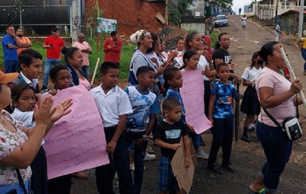 En la protesta portaban pancartas exigiendo respuestas a sus peticiones. Foto: Diomedes Sánchez S.