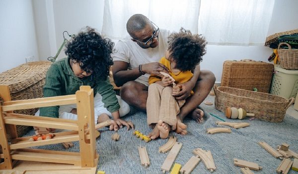 Jugar es una de las mejores maneras de ayudarles a crecer. Foto: Ilustrativa / Pexels