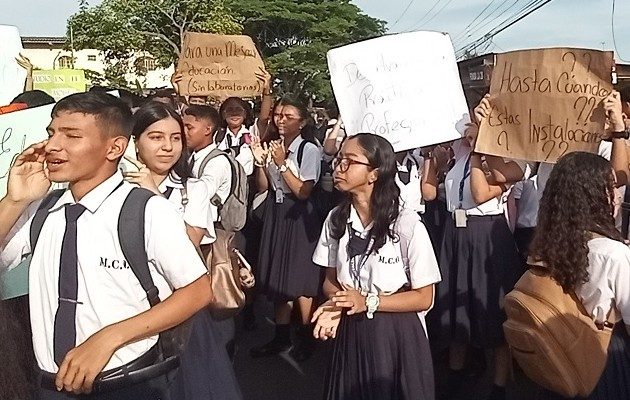  Alumnos del MCO han salido a las calles para exigir al Meduca la terminación de las obras de ampliación. Foto: Eric A. Montenegro.