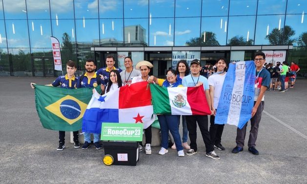 Los jóvenes desarrollaron sus destrezas en robótica. Foto: Cortesía Senacyt