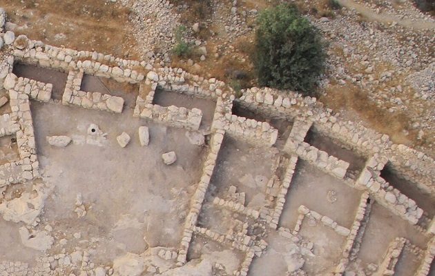 Vista aérea de las ventanas de la muralla de la ciudad de Khirbet Qeiyafa. Foto: Yosef Garfinkel