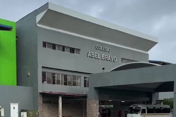 En el salón de clases había 30 estudiantes de cuarto año, pero se conoció que se investiga a uno de ellos, el cual se sospecha llevó el arma al colegio. Foto. Diomedes Sánchez