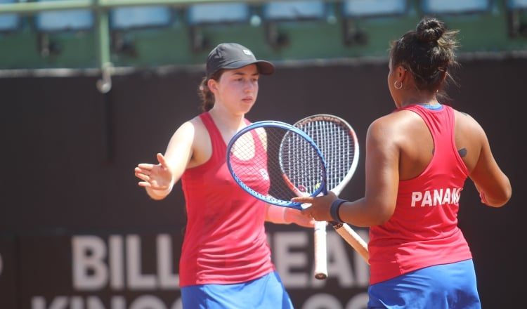 Las panameñas Anna Louise Bjornestad y Zulay Castañeda celebran un punto en el partido de dobles ante Jamaica. Roberto Iriarte