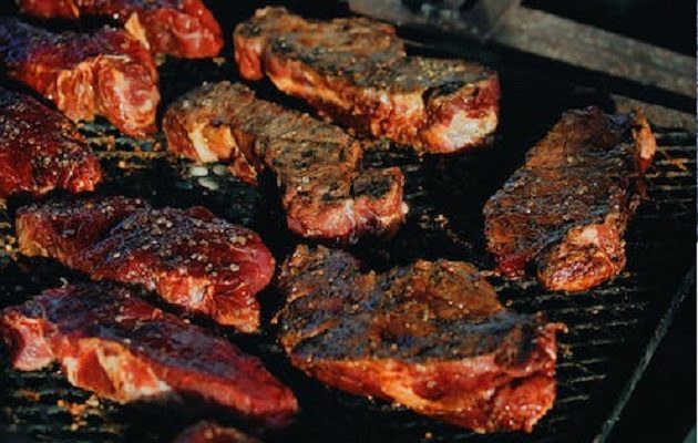 Expertos recuerdan que la carne de res deja una enorme huella de carbono. Foto: Pexels