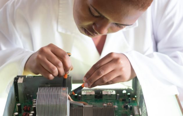 La industria de semiconductores es altamente intensiva en mano de obra calificada. Foto: Pexels