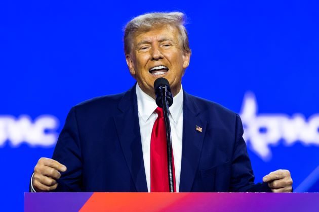 eliberada de información de defensa nacional" y dos cargos adicionales de "obstrucción".