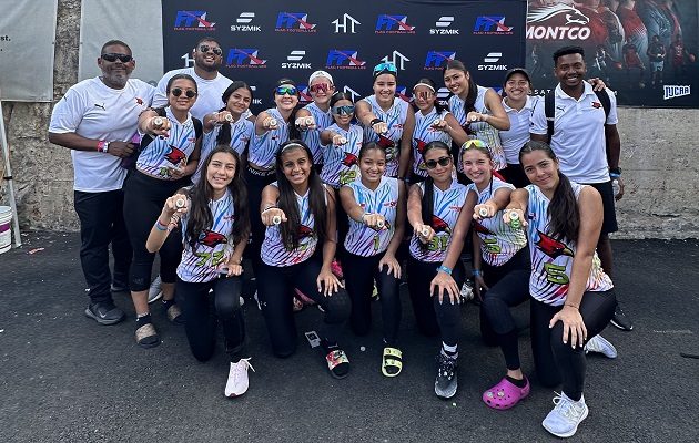 El equipo sub-17 celebra su arrollador triunfo en Estados Unidos.