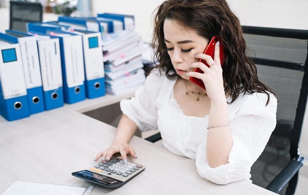Las mujeres exigen más del lugar de trabajo y las mujeres líderes son más propensas  a renunciar. Foto: Pexels