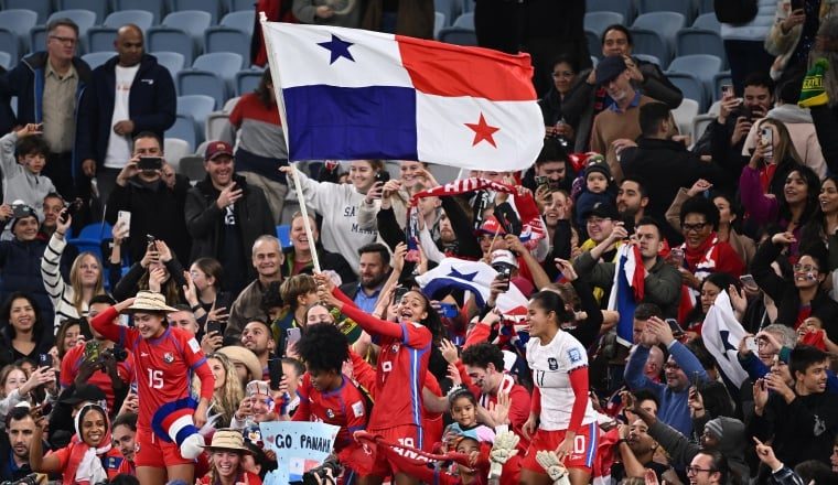 Lineth  Cedeño com la bandera y otras jugadoras de Panamá con la afición. Foto: EFE