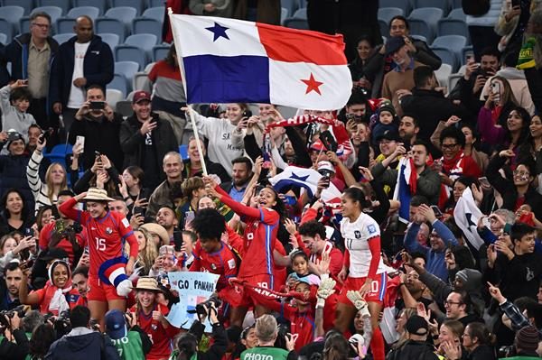 Jugadoras de Panamá comparten con su afición, luego de partido contra Francia.