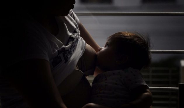 La leche materna tiene múltiples beneficios para el bebé. Foto: EFE