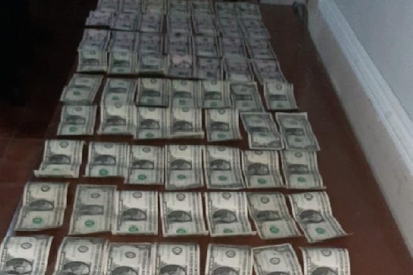 En otro operativo en el corregimiento de Barrio Colón, fue capturado un individuo, el cual portaba dinero en efectivo, sobres con sustancia ilícita y una pesa digital. Foto. Eric Montenegro