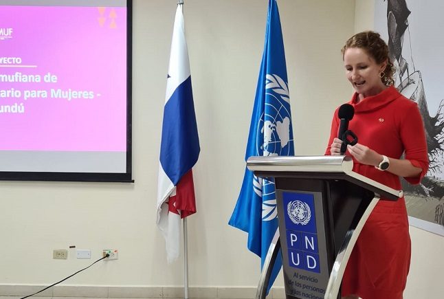 Kim Ursu, embajadaora de Canadá en Panamá durante la inauguración de la escuela. Foto: Cortesía