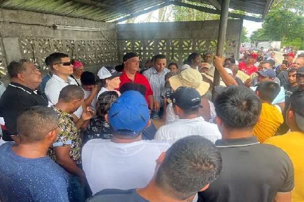 Los miembros de la comunidad presentaron un pliego de 10 puntos sobre las necesidades de Veracruz. Foto. Eric Montenegro