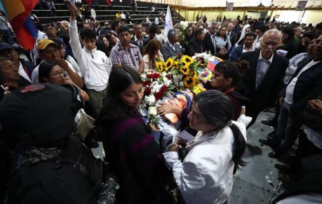 Allegados rodean el féretro del candidato Fernando Villavicencio, durante un velatorio público. Foto: EFE