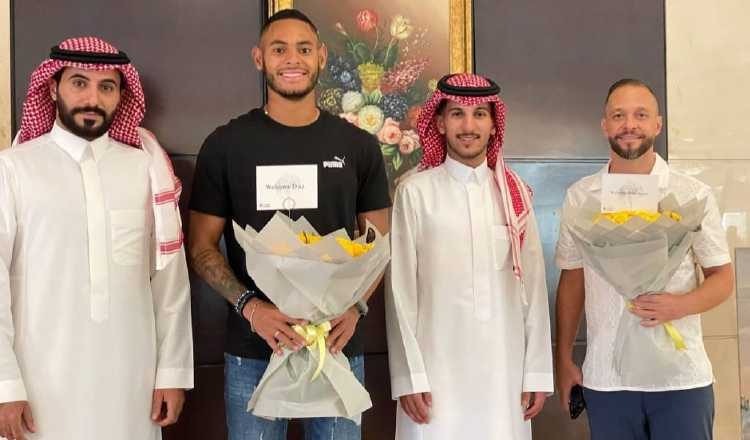 Ismael Díaz (cent.) no pudo firmar en Arabia Saudita. Foto: Twitter