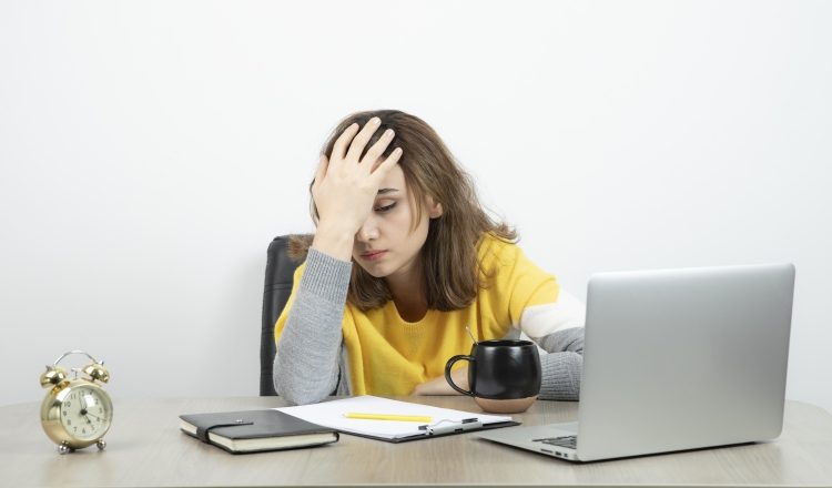 Nadie está exento de tener momentos complicados de agotamiento laboral y cansancio emocional. Foto: Ilustrativa / Freepik