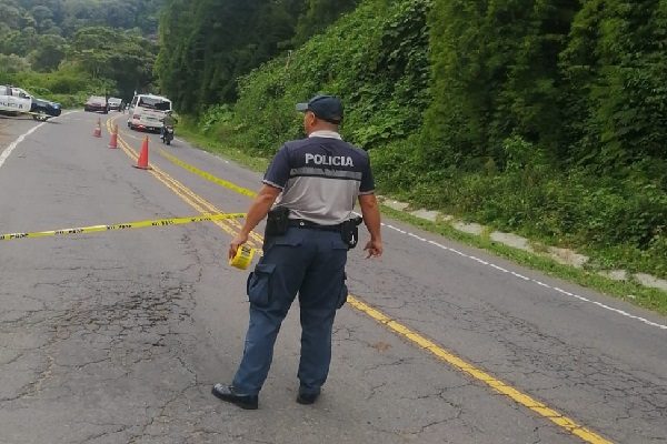El cuerpo fue encontrado a orillas de la vía y se presume que se trata de un caso de atropello y fuga que ocurrió en horas de la madrugada. Foto. José Vásquez