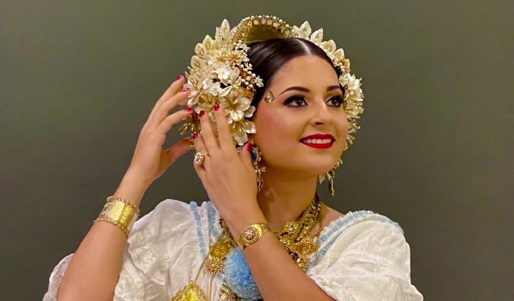 Reina del Festival Nacional de la Pollera es S.M. Anna Gabriela Furnari Deleuze.