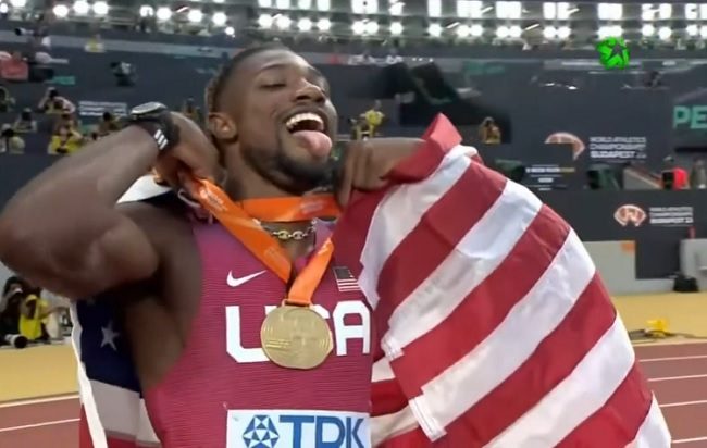 Lyles presume su medalla de oro, ganada en los 100 metros masculino del mundial de Budapest. Foto: Internet