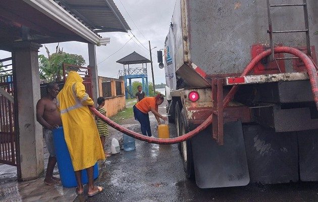 El Gobierno adeuda unos 20 millones de dólares a los proveedores de este servicio de distribución de agua. Foto: Diomedes Sánchez