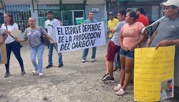 Carboneros ante la sede regional de MiAmbiente en Panamá Oeste. Foto: Eric A. Montenegro