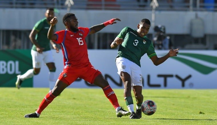 Ricardo Phillips hijo (izq.) de buen partido ante Bolivia. Foto: EFE