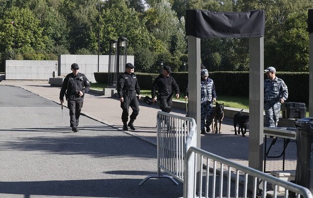 Equipos de seguridad cerca del cementerio de Serafimovskoe. Foto: EFE