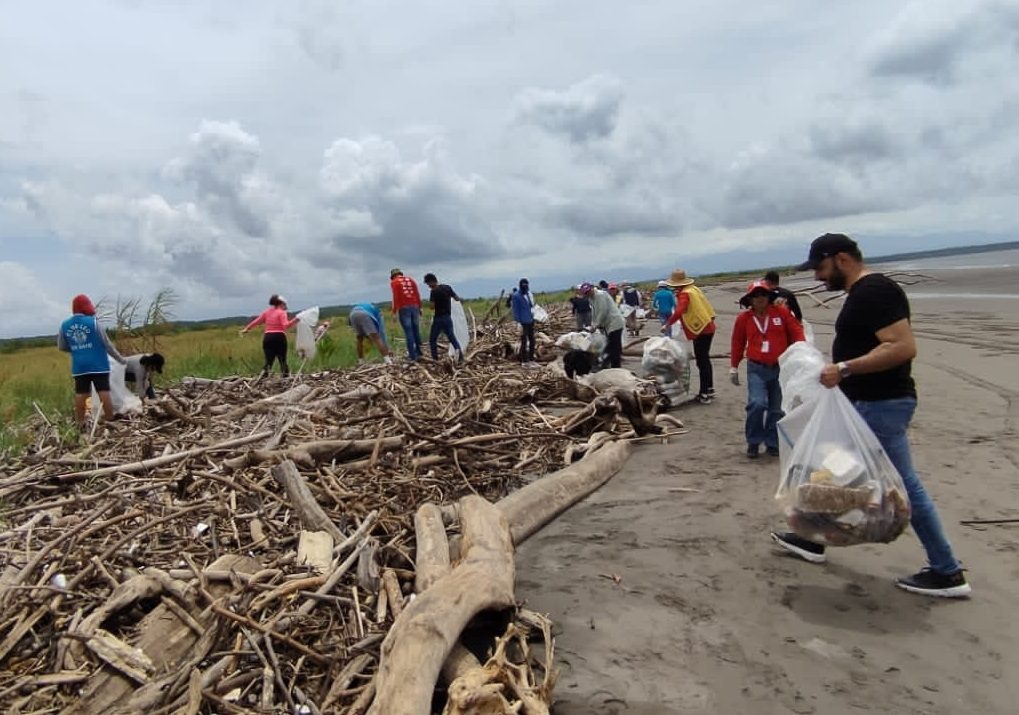 En esta labor se logró recolectar 200 bolsas de 55 galones, de desechos sólidos, principalmente plástico. Foto: José Vásquez