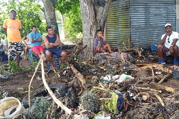 En la inundación registrada el fin de semana a causa del fuerte oleaje, todas las más de 100 casas existentes resultaron afectadas. Foto. Eric Montenegro
