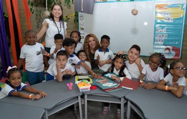 La cantante colombiana Shakira durante la inauguración de la Institución Educativa Distrital Nuevo Bosque Pies Descalzos. Foto: EFE