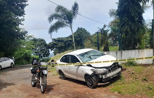 La Policía Nacional encontró en el sector de La Pesa, corregimiento de Guadalupe, un vehículo relacionado con uno de los accidentes. Foto: Eric A. Montenegro