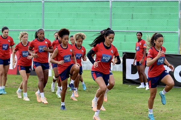 El equipo femenino durante los entrenamientos en el Estadio Pensativo, Antigua. Foto: Fepafut