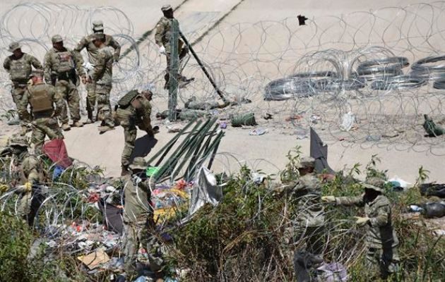 La Guardia Nacional de Estados Unidos retira un campamento de migrantes en un costado de la frontera con Estados Unidos. Foto: EFE