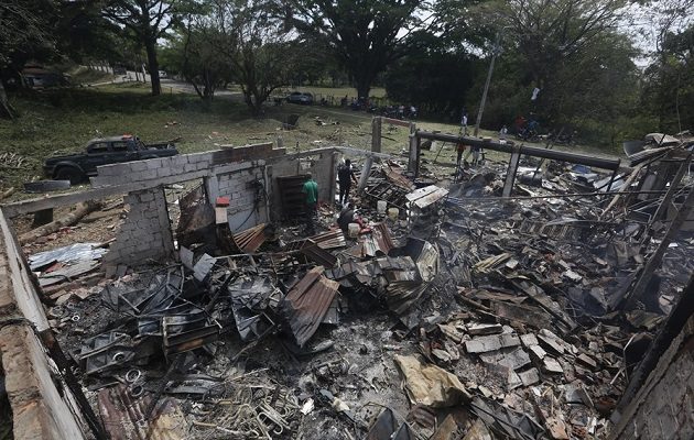 Escombros de un vivienda destruida tras ser afectada por un ataque con carro bomba dirigido a una estación policial. Foto: EFE