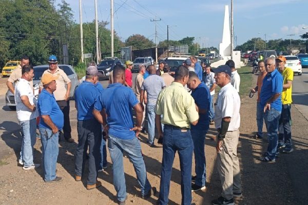 Se reunieron en los alrededores del puente sobre el río La Villa, y realizaron un cierre de vías de advertencia por algunos minutos, para exigir una pronta respuesta. Foto. Thays Domínguez