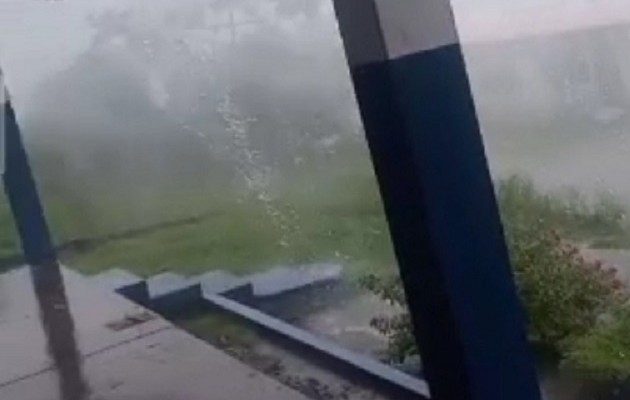 Los aguaceros se presentaron con fuertes vientos. Foto: Diomedes Sánchez 