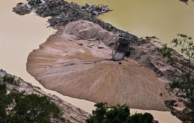Aérea de una zona de minería ilegal en la Amazonía de Brasil. Foto: EFE